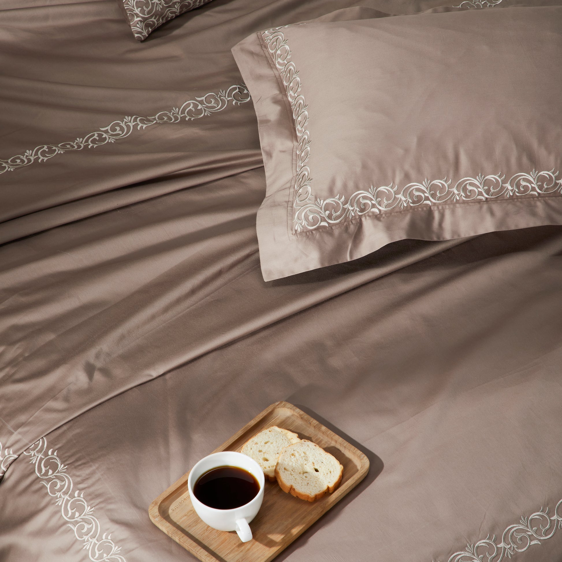 Barrow Embroidered Bedsheet Set | Houmn