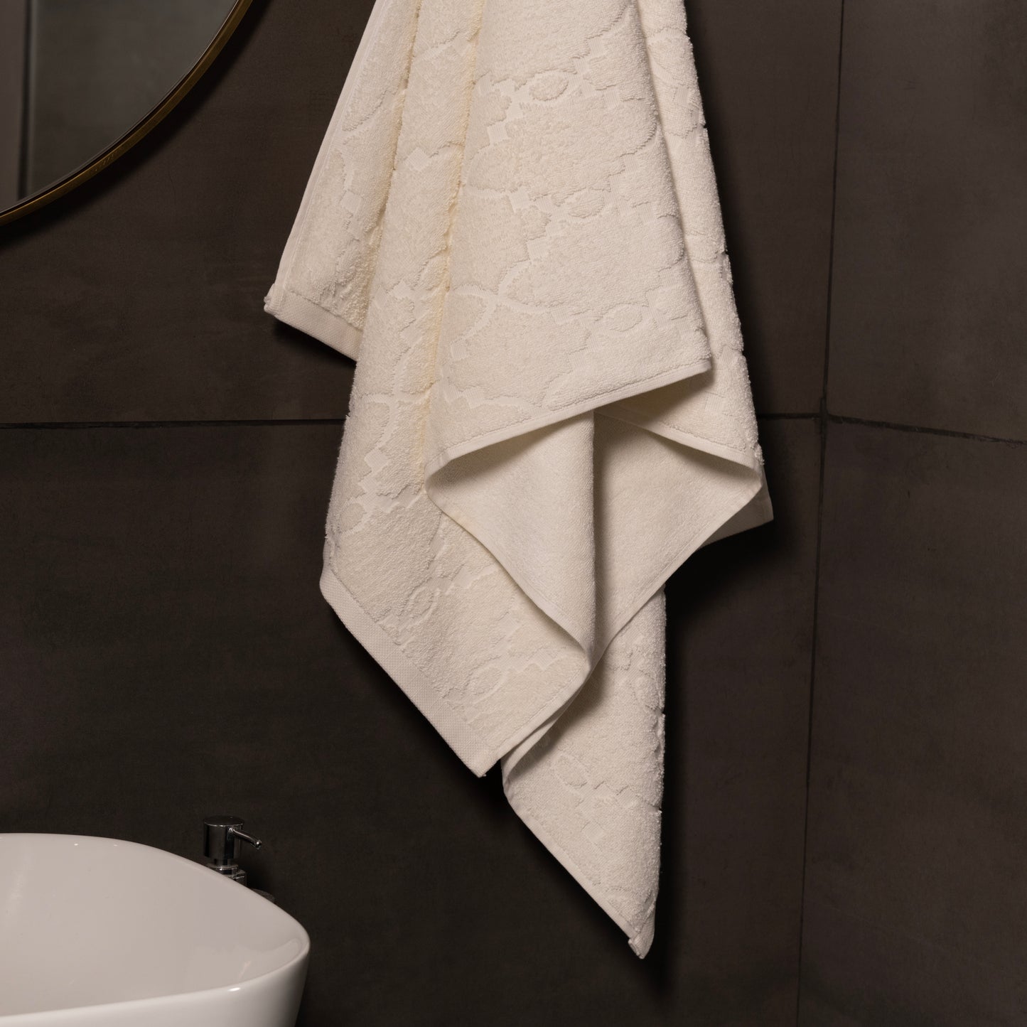 FORM WHITE - 1 BATH TOWEL